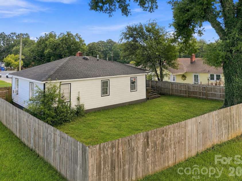 305 Poplar Street, Gaffney, SC 29341.  MLS# CAR4421494, YatesRealty ID 48661. 
