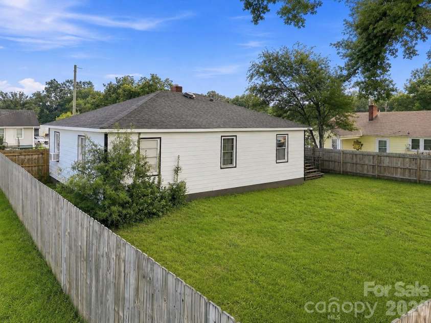 305 Poplar Street, Gaffney, SC 29341.  MLS# CAR4421494, YatesRealty ID 48661. 