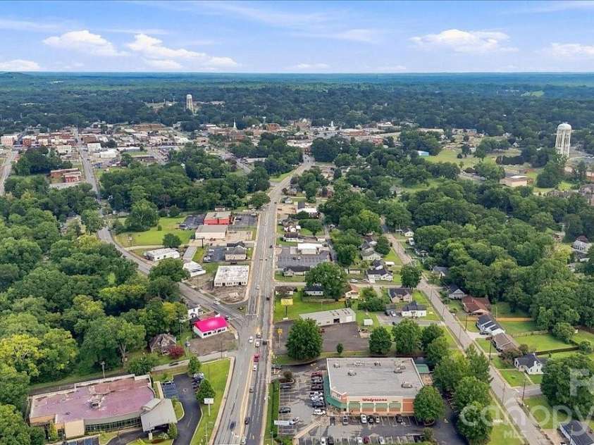 305 Poplar Street, Gaffney, SC 29341.  MLS# CAR4421494, YatesRealty ID 48661. 
