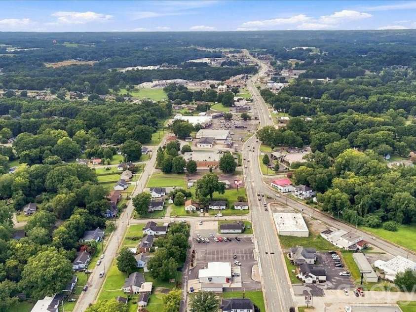 305 Poplar Street, Gaffney, SC 29341.  MLS# CAR4421494, YatesRealty ID 48661. 