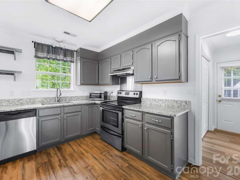 1112 Coachlight Circle, Charlotte, NC 28262.  MLS# CAR4420288, YatesRealty ID 48667. Kitchen with stainless appliances and granite coiuntertops.
