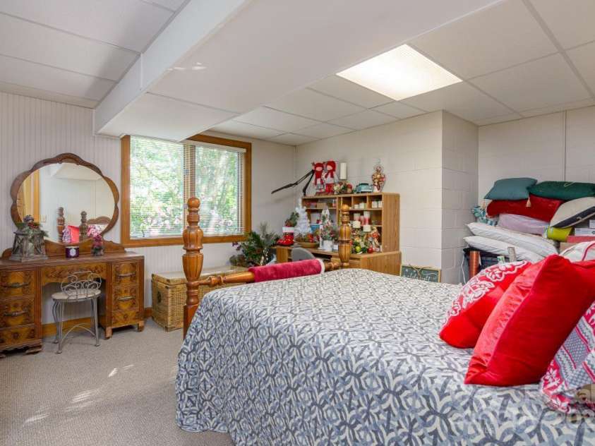 100 Bayberry Way, Hendersonville, NC 28739.  MLS# CAR4272868, YatesRealty ID 4867. 