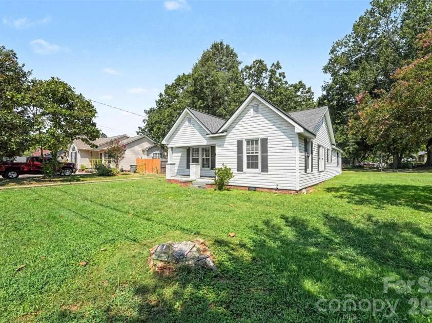 1911 Central Drive, Kannapolis, NC 28083.  MLS# CAR4420924, YatesRealty ID 48678. 