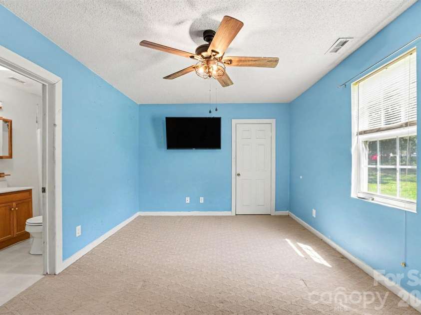 1911 Central Drive, Kannapolis, NC 28083.  MLS# CAR4420924, YatesRealty ID 48678. 