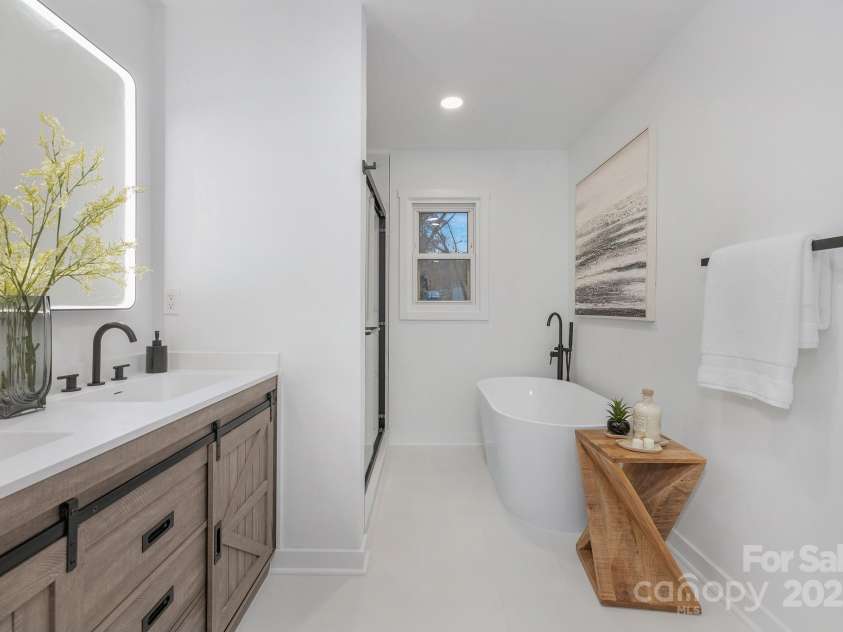 301 Dollar Circle, Charlotte, NC 28270.  MLS# CAR4228115, YatesRealty ID 4868. Primary Bathroom complete w/ Soaking Tub