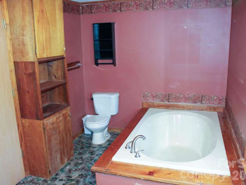 70 Fox Mountain Road, Columbus, NC 28722.  MLS# CAR4421063, YatesRealty ID 48681. 