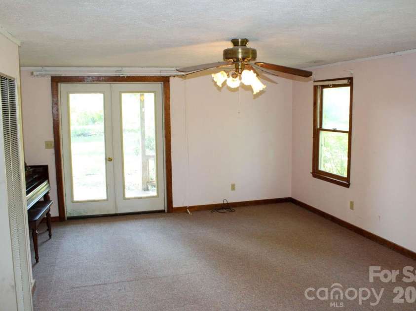 70 Fox Mountain Road, Columbus, NC 28722.  MLS# CAR4421063, YatesRealty ID 48681. 