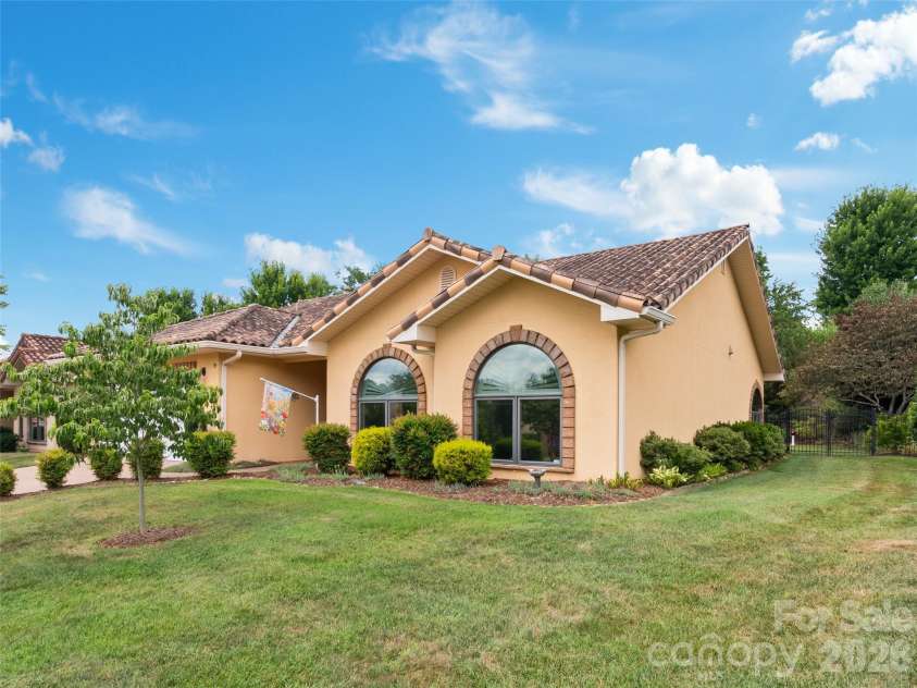 19 Pacifico Drive, Asheville, NC 28806.  MLS# CAR4408303, YatesRealty ID 48688. 
