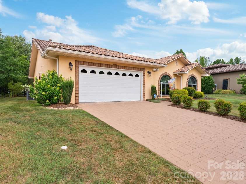 19 Pacifico Drive, Asheville, NC 28806.  MLS# CAR4408303, YatesRealty ID 48688. 