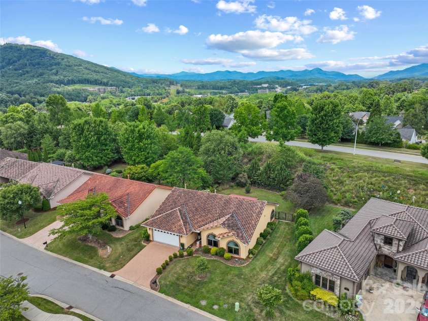 19 Pacifico Drive, Asheville, NC 28806.  MLS# CAR4408303, YatesRealty ID 48688. 