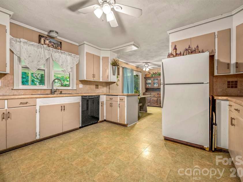 15 Meadowlark Drive, Tryon, NC 28782.  MLS# CAR4421124, YatesRealty ID 48690. 