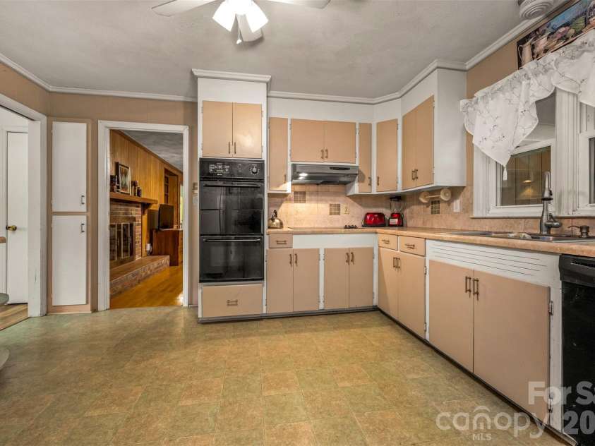 15 Meadowlark Drive, Tryon, NC 28782.  MLS# CAR4421124, YatesRealty ID 48690. 