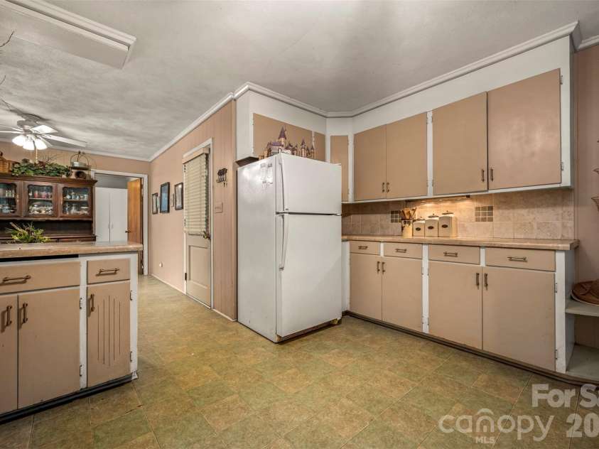15 Meadowlark Drive, Tryon, NC 28782.  MLS# CAR4421124, YatesRealty ID 48690. 