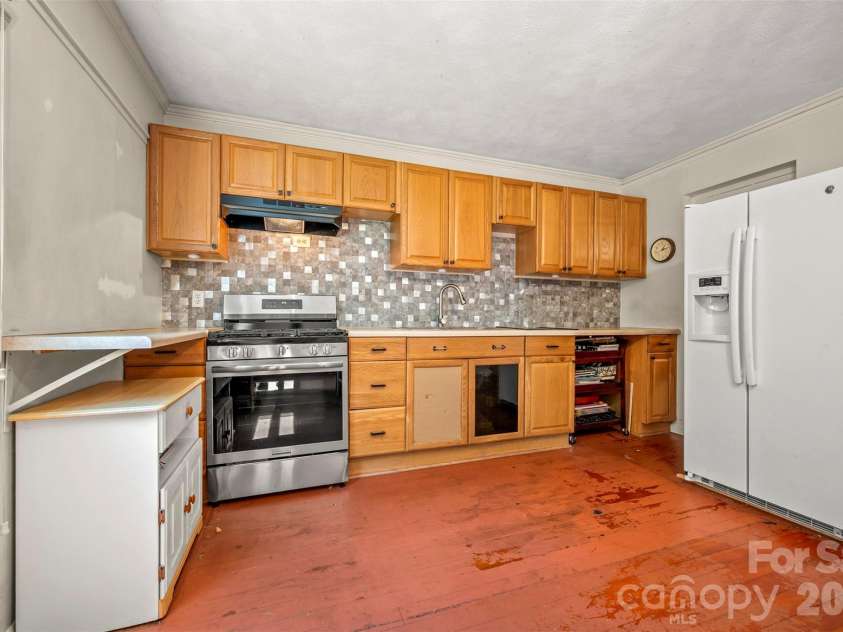 15 Meadowlark Drive, Tryon, NC 28782.  MLS# CAR4421124, YatesRealty ID 48690. 