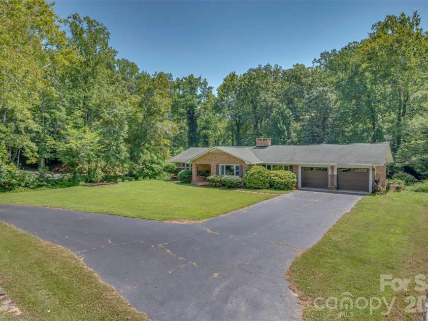 15 Meadowlark Drive, Tryon, NC 28782.  MLS# CAR4421124, YatesRealty ID 48690. 