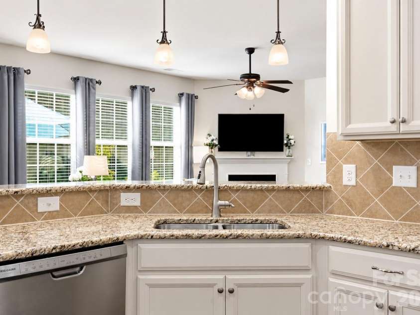15931 Harbor Hill Drive, Charlotte, NC 28273.  MLS# CAR4421390, YatesRealty ID 48693. 