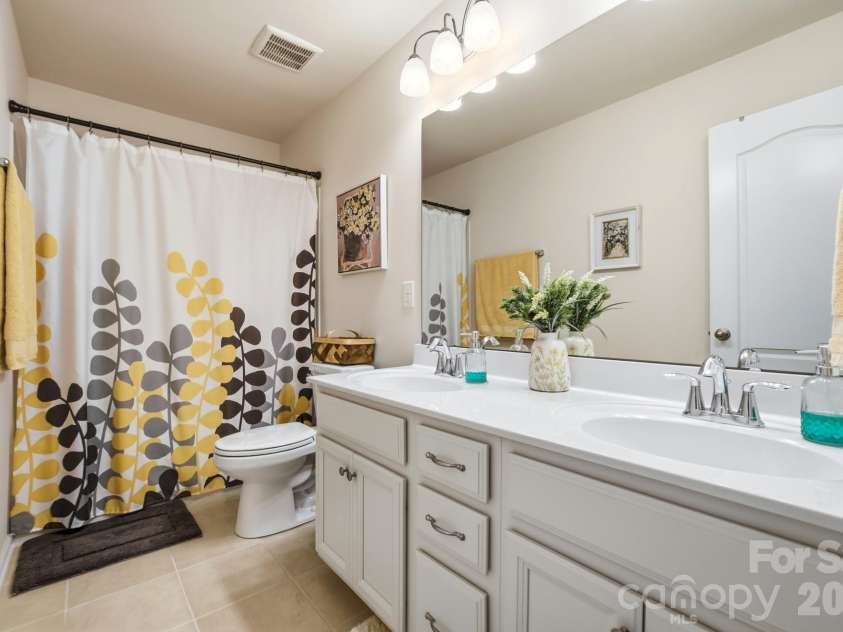 15931 Harbor Hill Drive, Charlotte, NC 28273.  MLS# CAR4421390, YatesRealty ID 48693. 