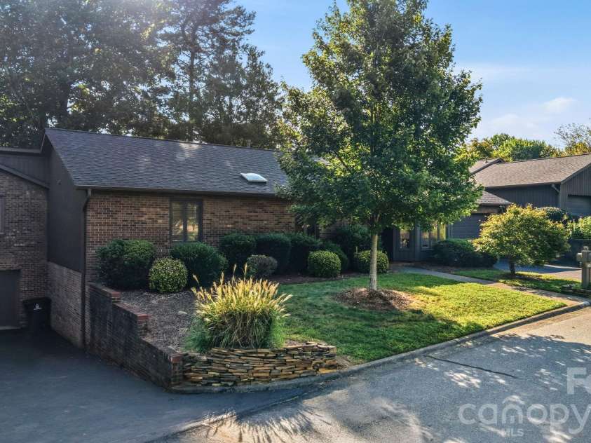 103 Briar Ridge Circle, Winston Salem, NC 27104.  MLS# CAR4421455, YatesRealty ID 48697. 