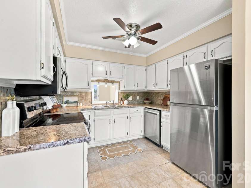 103 Briar Ridge Circle, Winston Salem, NC 27104.  MLS# CAR4421455, YatesRealty ID 48697. 