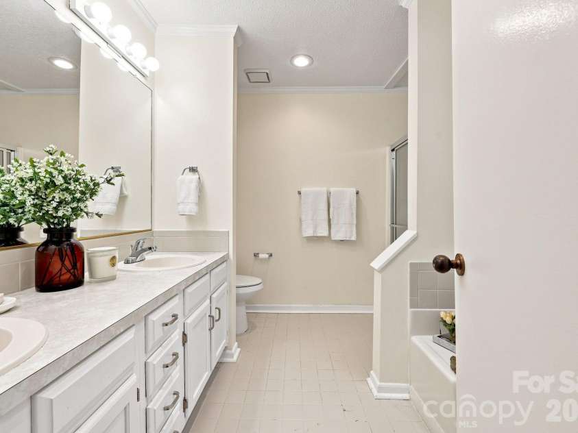 103 Briar Ridge Circle, Winston Salem, NC 27104.  MLS# CAR4421455, YatesRealty ID 48697. 
