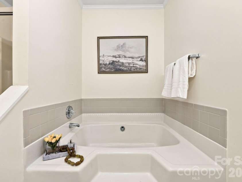 103 Briar Ridge Circle, Winston Salem, NC 27104.  MLS# CAR4421455, YatesRealty ID 48697. 