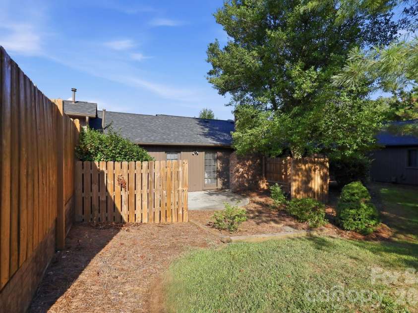 103 Briar Ridge Circle, Winston Salem, NC 27104.  MLS# CAR4421455, YatesRealty ID 48697. 
