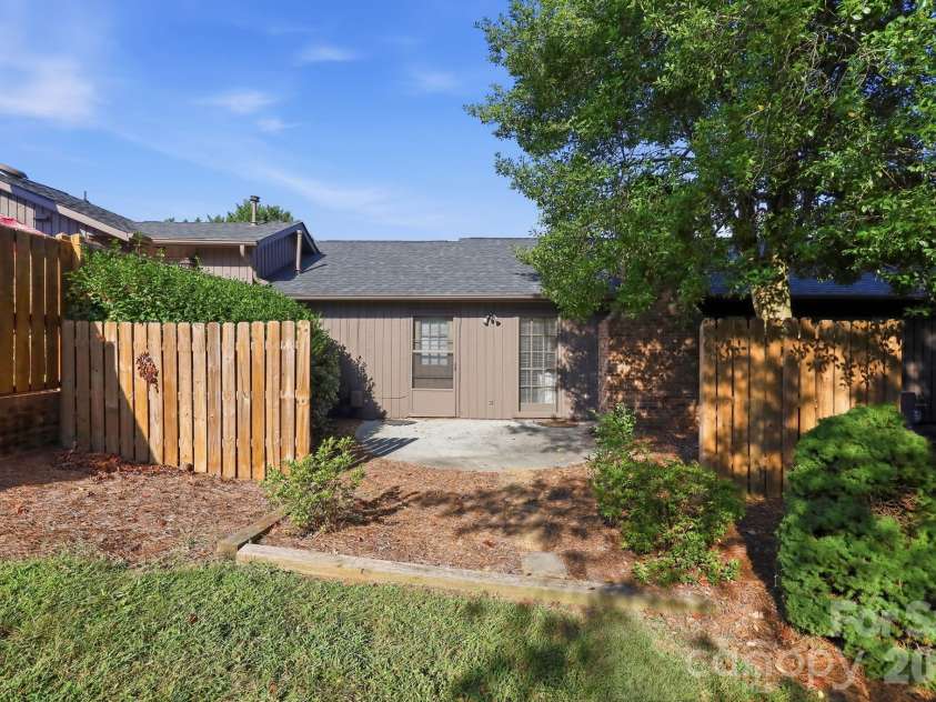 103 Briar Ridge Circle, Winston Salem, NC 27104.  MLS# CAR4421455, YatesRealty ID 48697. 