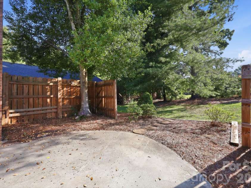 103 Briar Ridge Circle, Winston Salem, NC 27104.  MLS# CAR4421455, YatesRealty ID 48697. 