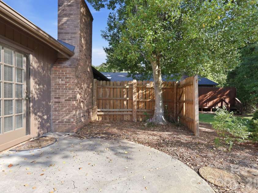 103 Briar Ridge Circle, Winston Salem, NC 27104.  MLS# CAR4421455, YatesRealty ID 48697. 