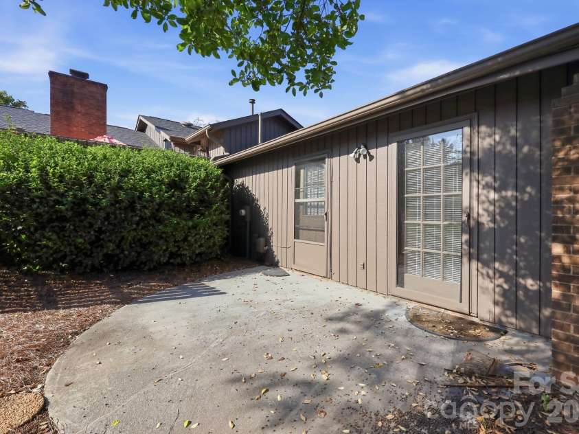 103 Briar Ridge Circle, Winston Salem, NC 27104.  MLS# CAR4421455, YatesRealty ID 48697. 