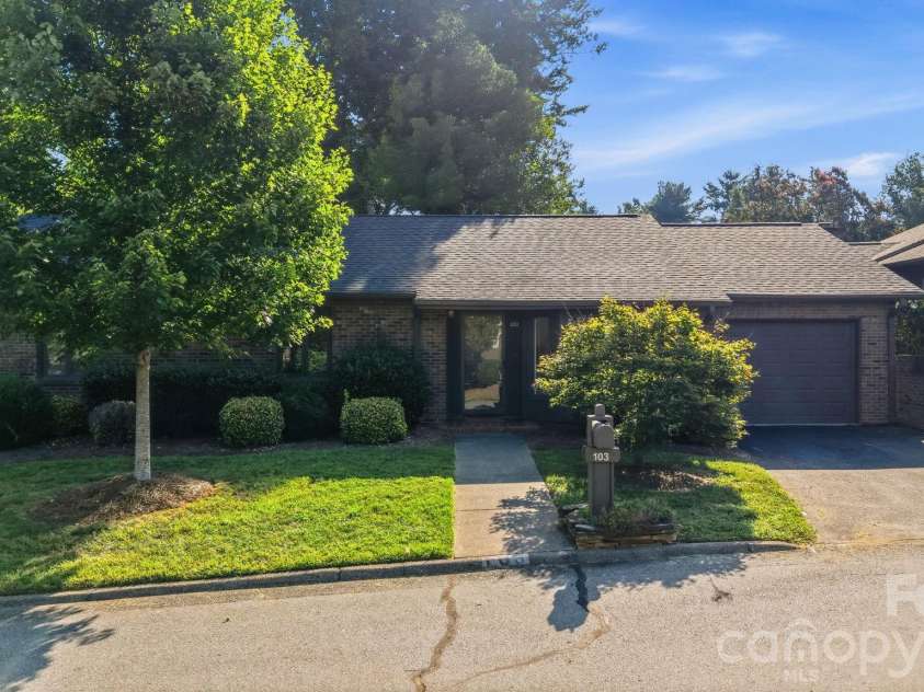 103 Briar Ridge Circle, Winston Salem, NC 27104.  MLS# CAR4421455, YatesRealty ID 48697. 