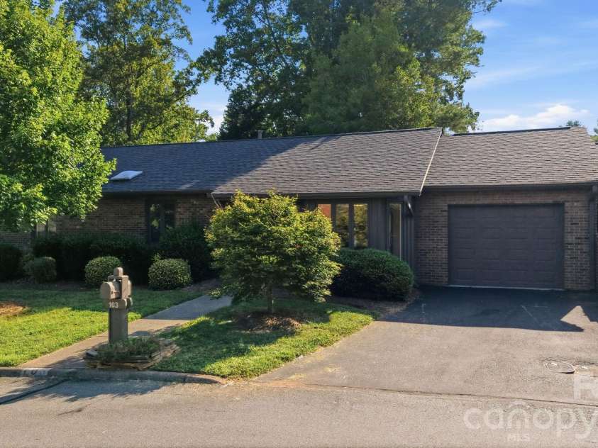 103 Briar Ridge Circle, Winston Salem, NC 27104.  MLS# CAR4421455, YatesRealty ID 48697. 