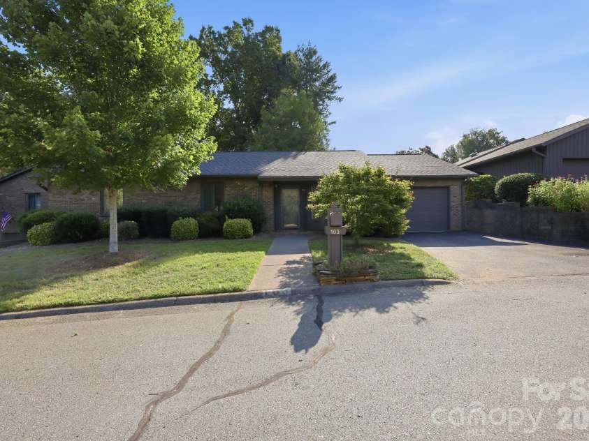 103 Briar Ridge Circle, Winston Salem, NC 27104.  MLS# CAR4421455, YatesRealty ID 48697. 