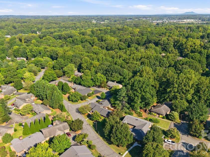 103 Briar Ridge Circle, Winston Salem, NC 27104.  MLS# CAR4421455, YatesRealty ID 48697. 