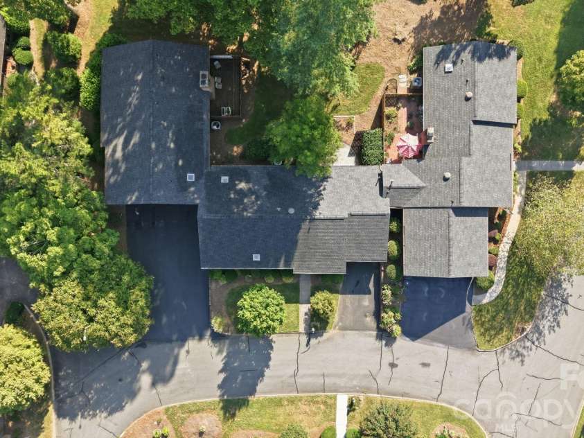 103 Briar Ridge Circle, Winston Salem, NC 27104.  MLS# CAR4421455, YatesRealty ID 48697. 