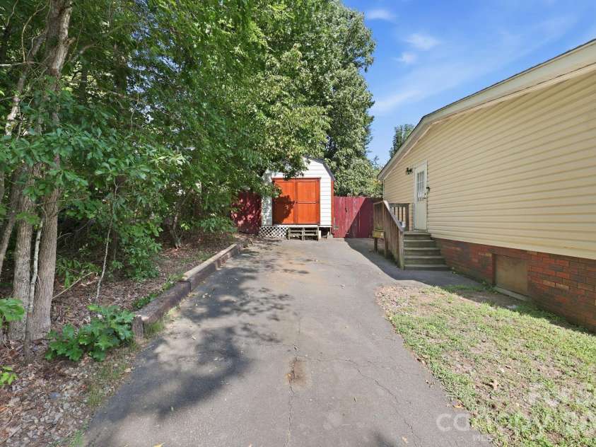 2607 Forsythe Lane, Concord, NC 28025.  MLS# CAR4418205, YatesRealty ID 48705. 