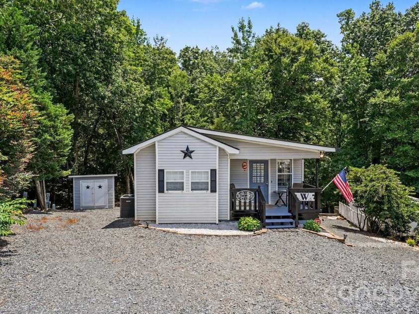 113 Lake View Drive, New London, NC 28127.  MLS# CAR4396569, YatesRealty ID 48706. 