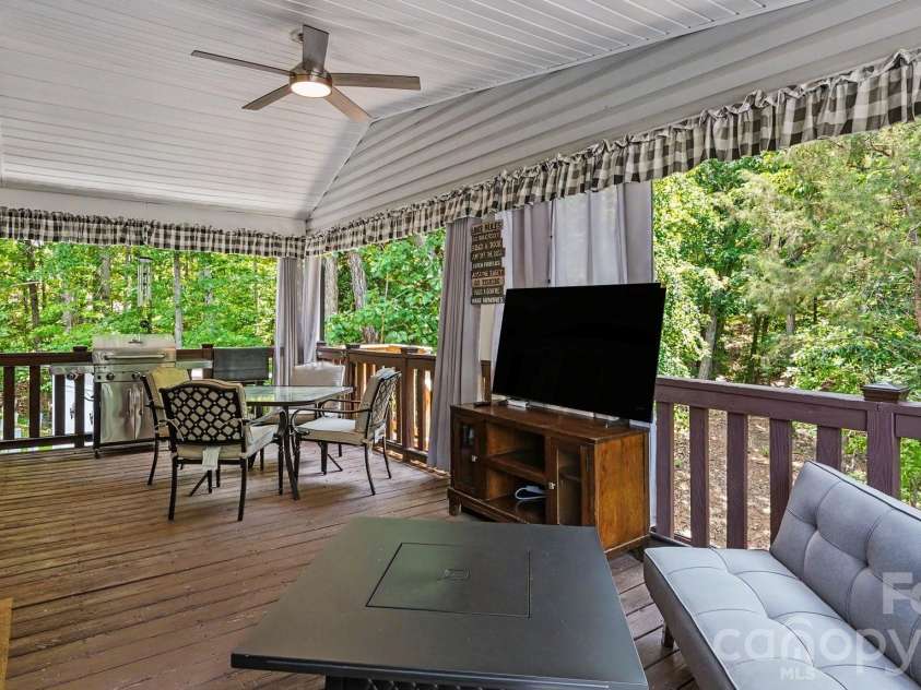 113 Lake View Drive, New London, NC 28127.  MLS# CAR4396569, YatesRealty ID 48706. 