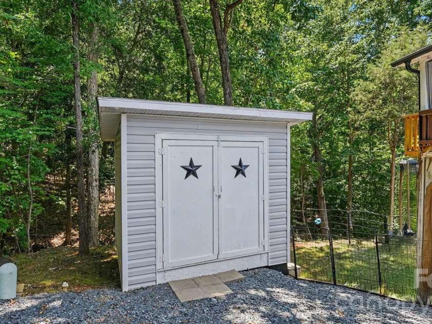 113 Lake View Drive, New London, NC 28127.  MLS# CAR4396569, YatesRealty ID 48706. 
