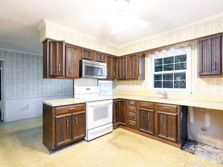 6323 Chalyce Lane, Charlotte, NC 28270.  MLS# CAR4418744, YatesRealty ID 48709. Kitchen next to breakfast