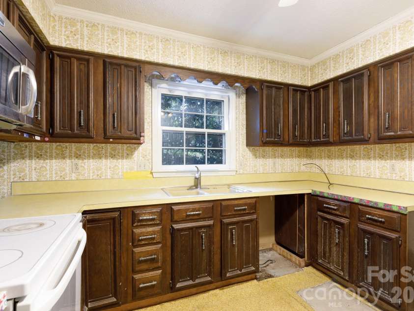 6323 Chalyce Lane, Charlotte, NC 28270.  MLS# CAR4418744, YatesRealty ID 48709. Kitchen w sink overlooking back yard
