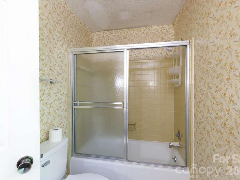 6323 Chalyce Lane, Charlotte, NC 28270.  MLS# CAR4418744, YatesRealty ID 48709. Pirmary bath