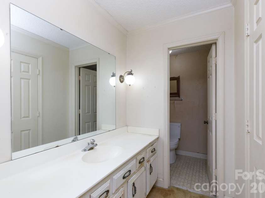 6323 Chalyce Lane, Charlotte, NC 28270.  MLS# CAR4418744, YatesRealty ID 48709. Primary bath