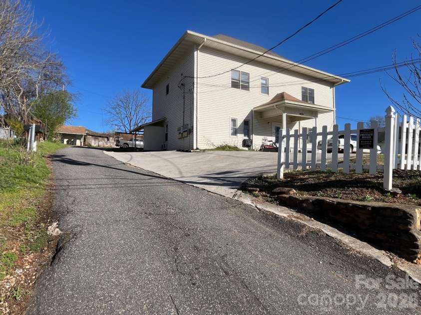 524 Baldwin Avenue, Marion, NC 28752.  MLS# CAR4357169, YatesRealty ID 4871. 