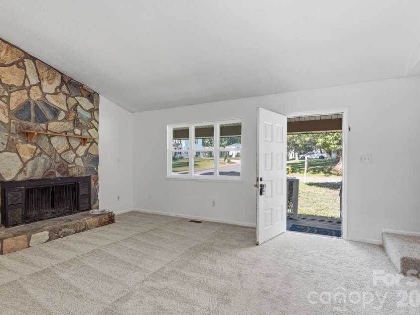 5300 Rolling Oak Lane, Charlotte, NC 28227.  MLS# CAR4415620, YatesRealty ID 48714. 