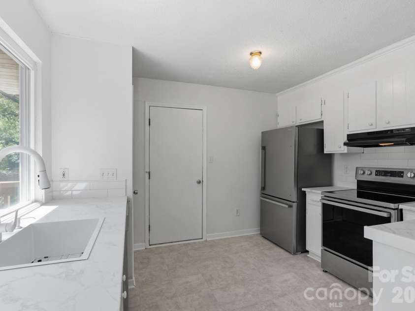 5300 Rolling Oak Lane, Charlotte, NC 28227.  MLS# CAR4415620, YatesRealty ID 48714. 