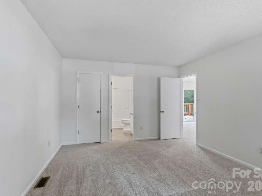 5300 Rolling Oak Lane, Charlotte, NC 28227.  MLS# CAR4415620, YatesRealty ID 48714. 