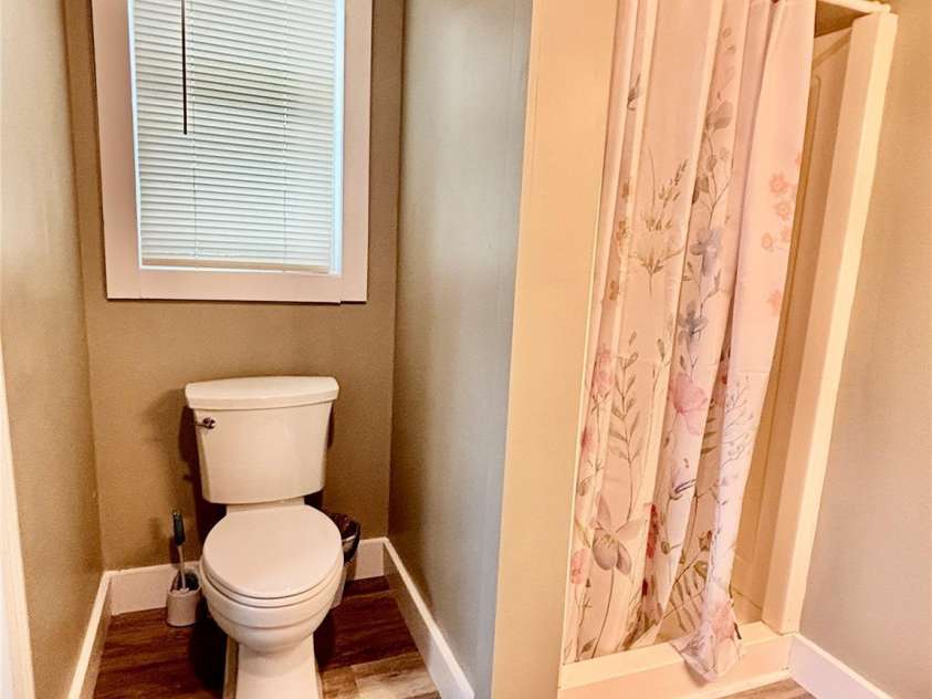 6622 Mountain Grove Road, Hickory, NC 28602.  MLS# CAR4421600, YatesRealty ID 48719. Primary Bath