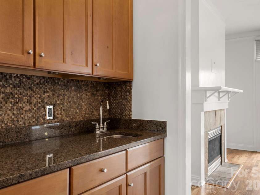 915 Gracie Way, Charlotte, NC 28204.  MLS# CAR4355410, YatesRealty ID 48720. 