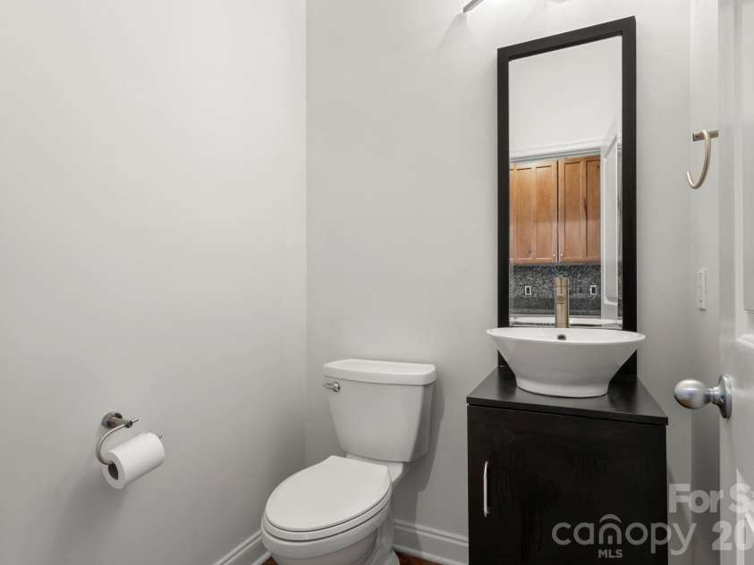 915 Gracie Way, Charlotte, NC 28204.  MLS# CAR4355410, YatesRealty ID 48720. 